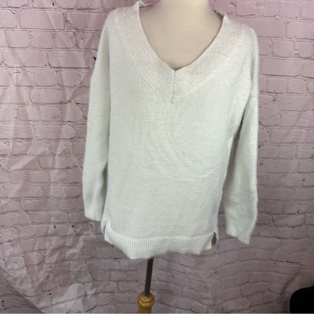 White House Black Market winter white fuzzy V-Neck Sweater sz L winter holiday